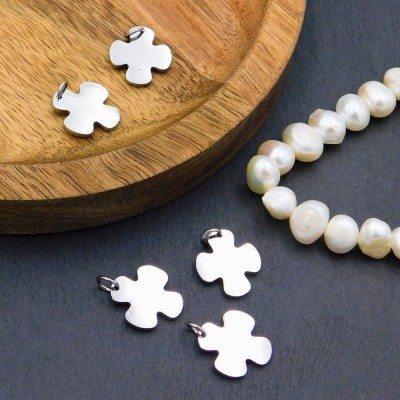 Zawieszka krzyżyk stal nierdzewna 15x13.5mm ciemna srebrna (1szt.)