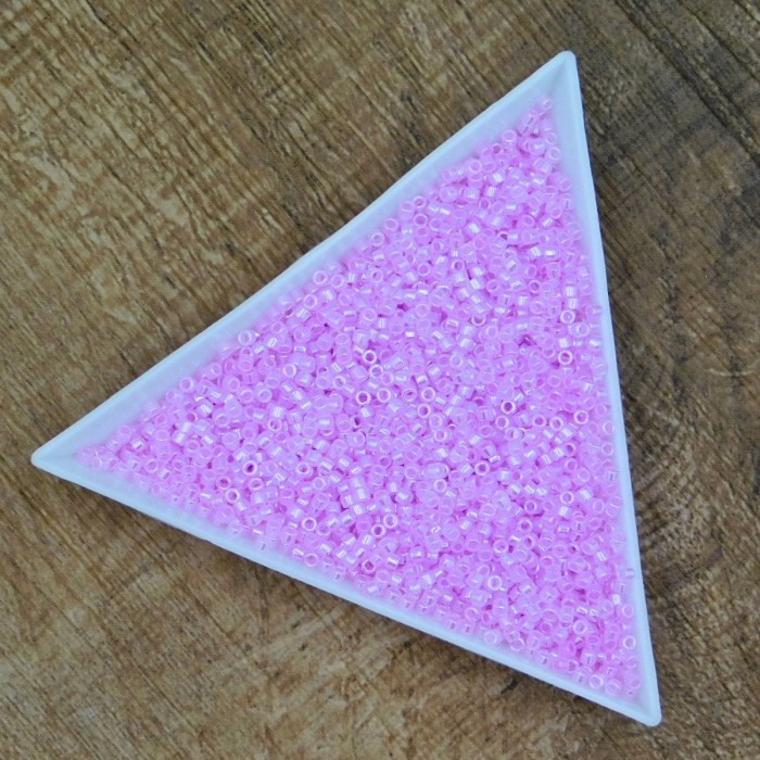 Miyuki Delica 11/0 DB0246 Lined Crystal/Pale Lilac Luster (5gram)