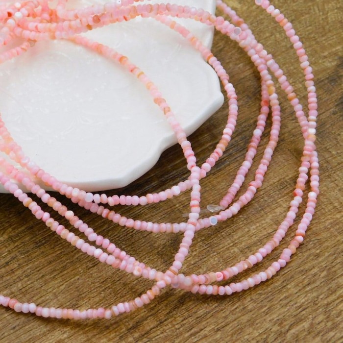 Masa perłowa barwiona oponki 2.5x1.5mm jasno różowe (sznur 220szt.)