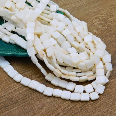 Masa perłowa kwadraty 8x8x3mm biało-kremowe (sznur 45szt.)