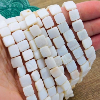 Masa perłowa kwadraty 8x8x3mm biało-kremowe (sznur 45szt.)