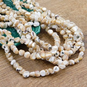 Masa perłowa i muszla nieregularna 6-8x3-5mm beżowo-biała (sznur 60szt.)