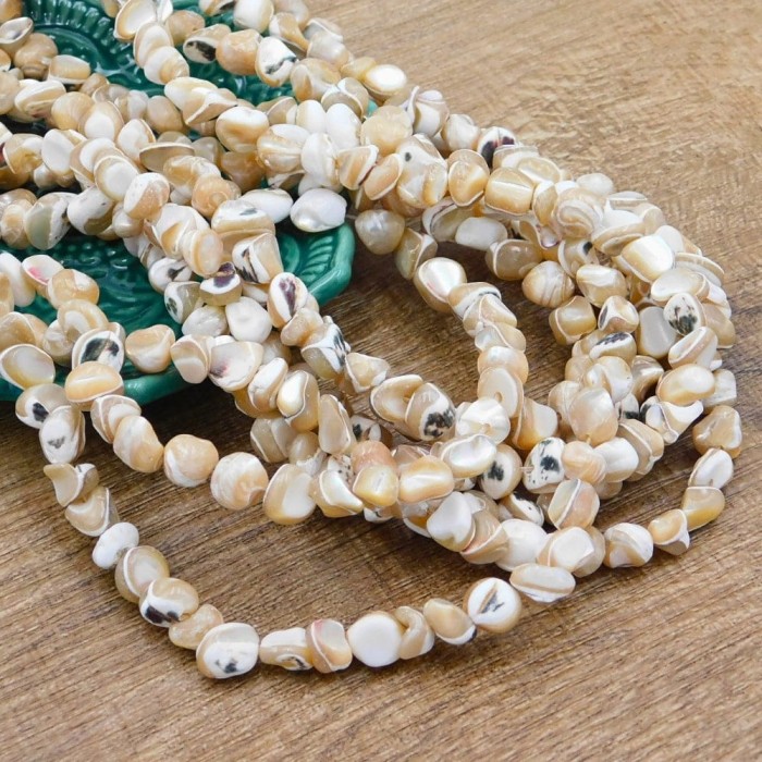 masa-perlowa-muszla-nieregularna-bezowo-biala-koraliki-naturalne