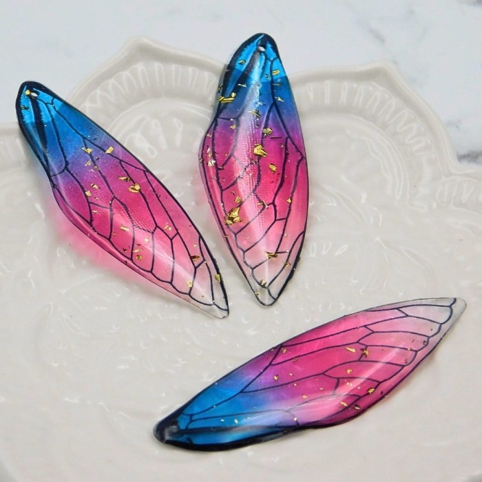 Zawieszka z żywicy skrzydło ważki 50.5x16mm różowo-ciemno niebieska (1szt.)