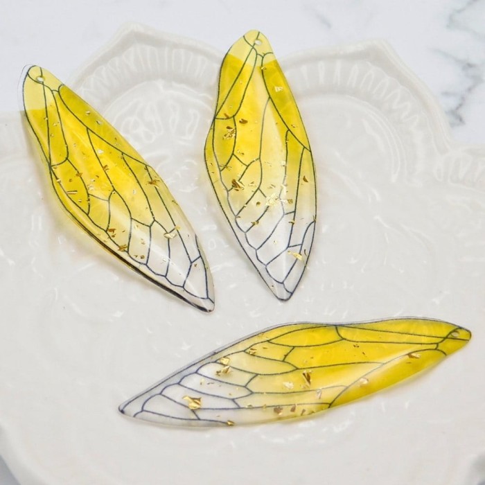 Zawieszka z żywicy skrzydło ważki 50.5x16mm żółta (1szt.)