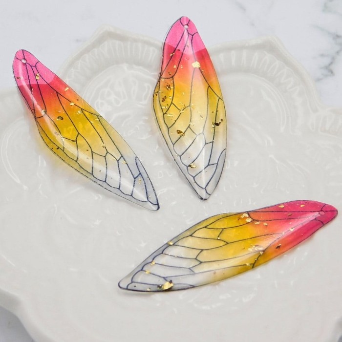 Zawieszka z żywicy skrzydło ważki 50.5x16mm różowo-żółta (1szt.)