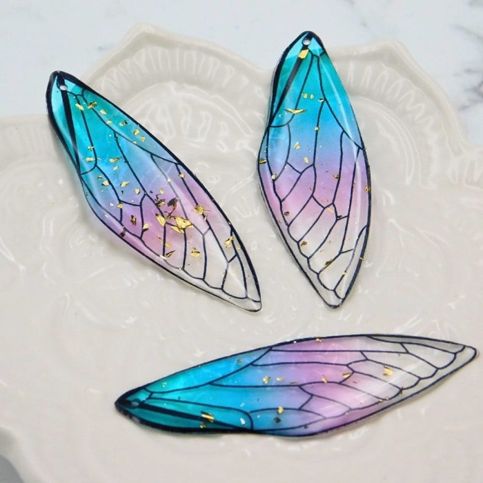 Zawieszka z żywicy skrzydło ważki 50.5x16mm niebiesko-fioletowa (1szt.)