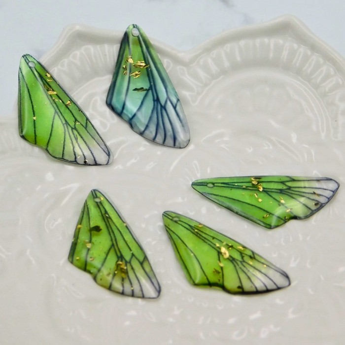 Zawieszka z żywicy skrzydło motyla 25x12mm zielona (1szt.)
