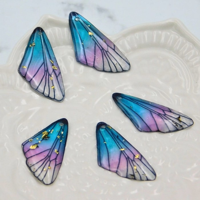 Zawieszka z żywicy skrzydło motyla 25x12mm niebiesko-fioletowa (1szt.)
