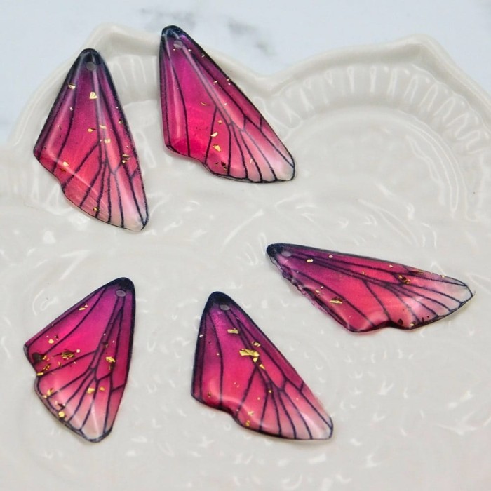 Zawieszka z żywicy skrzydło motyla 25x12mm różowa (1szt.)