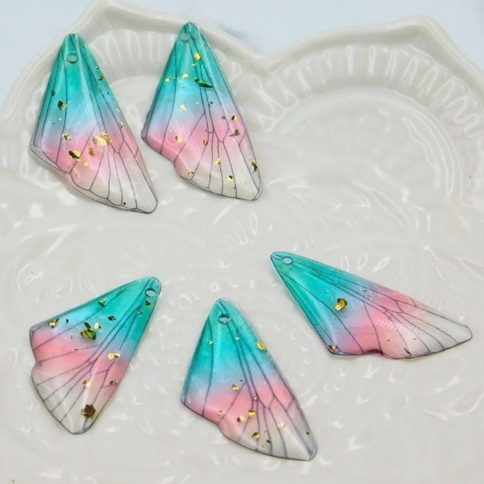 Zawieszka z żywicy skrzydło motyla 25x12mm niebiesko-różowa (1szt.)