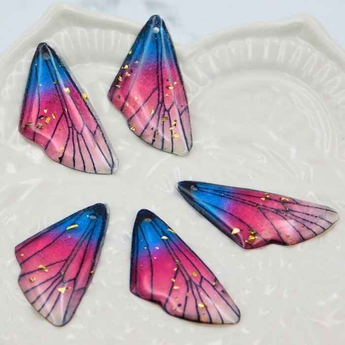 Zawieszka z żywicy skrzydło motyla 25x12mm różowo-ciemno niebieska (1szt.)