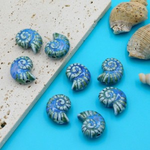 Koralik ceramiczny muszla 22x16x10mm niebiesko-zielono-biały (1szt.)