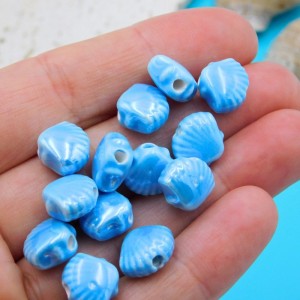 Koralik ceramiczny muszelka 12x10x6.5mm błękitny (1szt.)