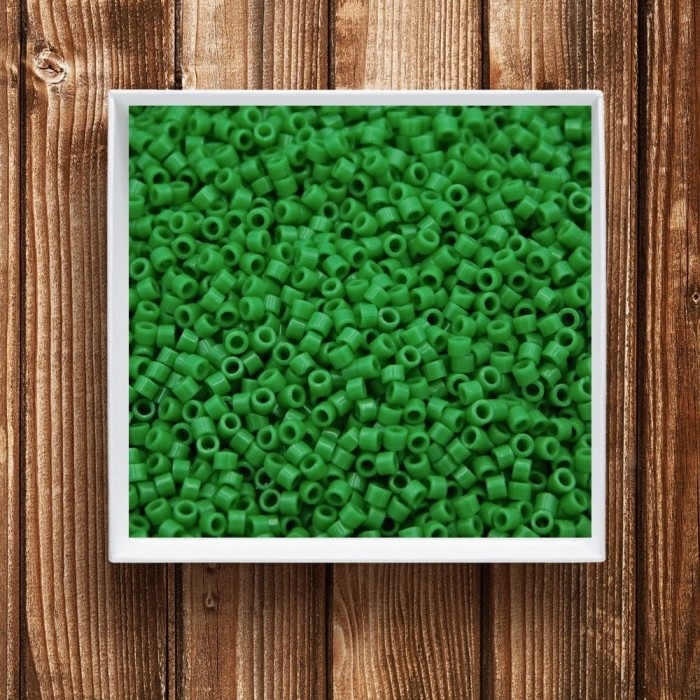 TOHO Treasure 11/0 Opaque Shamrock (5g)