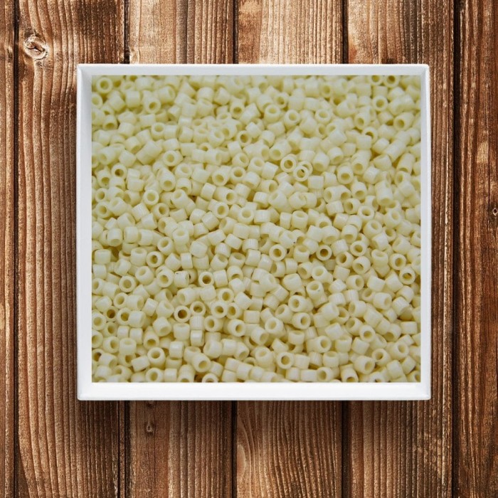 Koraliki TOHO Treasure 11/0 Opaque Opaque Lt Beige (5g)