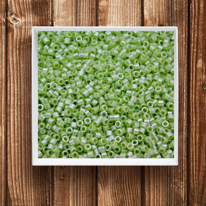 Koraliki TOHO Treasure 11/0 Opaque-Lustered Sour Apple (5g)