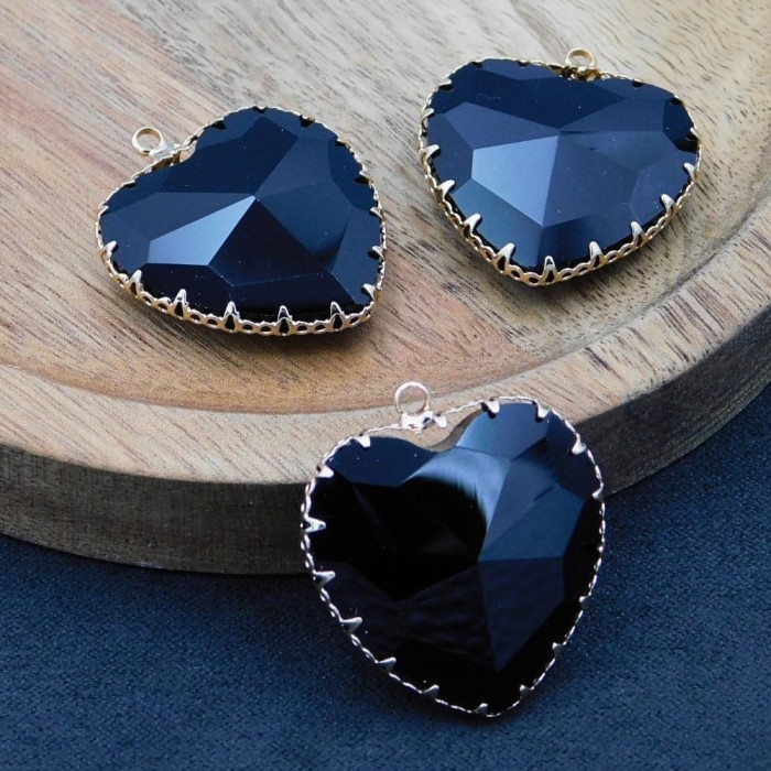 Zawieszka serce fasetowane ze szkła w złotym okuciu 31x28mm czarne (1szt.)