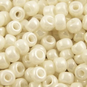 TOHO Round 8/0 Opaque-Lustered Navajo White (10g)