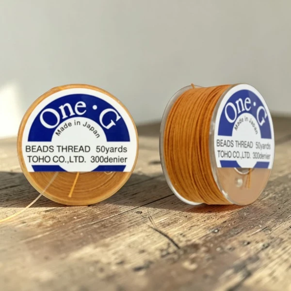 nici-toho-one-g-orange-sutasz-haft-koralikowy