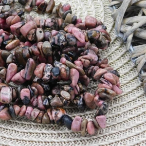 Rodonit żyłkowy 3-8mm sieczka drobne kamyczki (sznur ok. 250szt.)