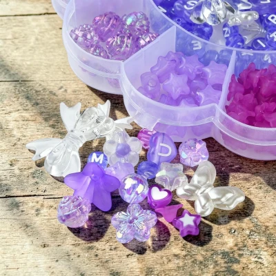 koraliki-literki-alfabet-fioletowe-serca-gwiazdki