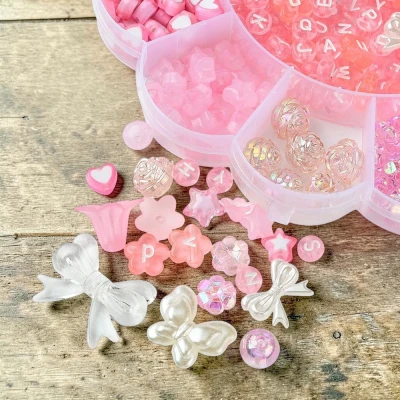 personalizowane-napisy-z-koralikow-rozowe-inspiracje-diy