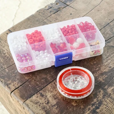 zestawy-do-robienia-bransoletek-akrylowe-litery-czerwone