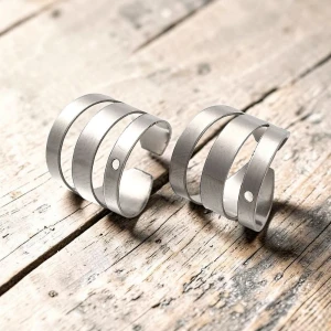 Nausznice zaciskowe z otworem do podwieszania 11x10mm stal chirurgiczna ciemna srebrna (2szt.)