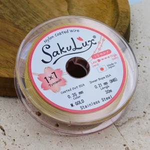 SakuLux japońska linka jubilerska stalowa powlekana nylonem 0.35mm 7-splotowa złota (szpula 30m)