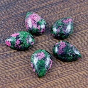 Kaboszon łza zoisyt z rubinem 18-19x13x5mm (1szt.)