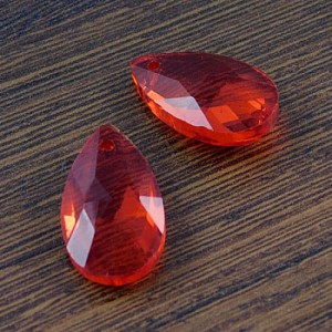 Zawieszka łza fasetowana szklana 22x13mm czerwona (1szt.)