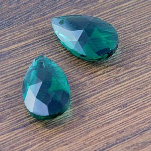Zawieszka łez fasetowana szklana 22x13mm ciemna zielona (1szt.)