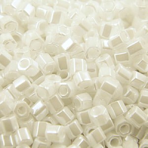 Koraliki TOHO Hex 8/0 Opaque-Lustered White (10g)