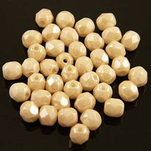 Czeskie koraliki szklane Fire Polish 4mm Luster Opaque Beige (40szt.)