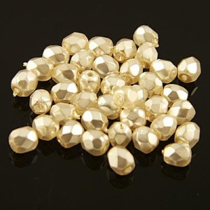 Koraliki Fire Polish ze szkła 4mm Coated Cream Pearl (40szt.)