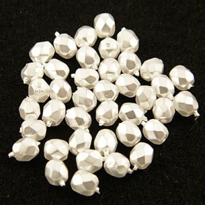 Koraliki Fire Polish ze szkła 4mm Coated White Pearl (40szt.)