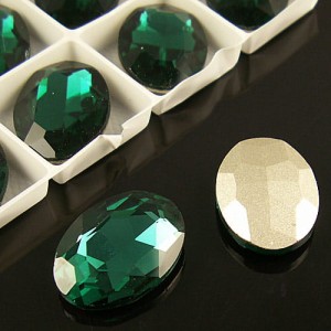 Kaboszon szklany owal fasetowany 25x18mm zielony (1szt.)