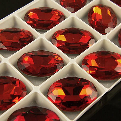 Kaboszon owal fasetowany ze szkła 25x18mm czerwony (1szt.)