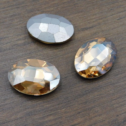 Kaboszon owal fasetowany ze szkła 25x18x8mm jasno złoty (1szt)