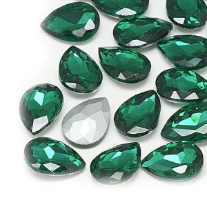 Kaboszon łza fasetowana ze szkła 18x13x5mm zielony (1szt.)