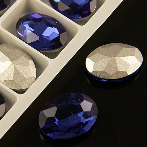 Kaboszon owal fasetowany ze szkła 18x13mm szafirowy (1szt.)