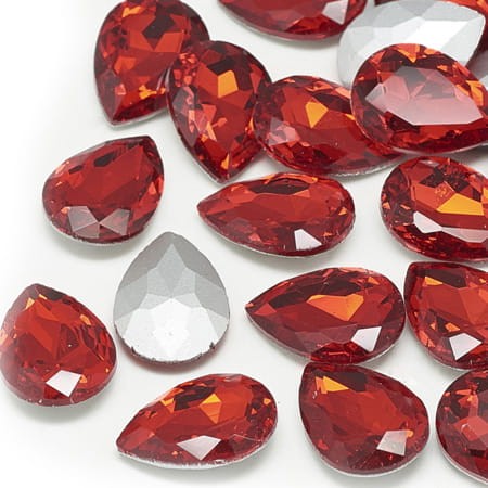 Kaboszon łza fasetowana ze szkła 25x18x7mm czerwony (1szt)
