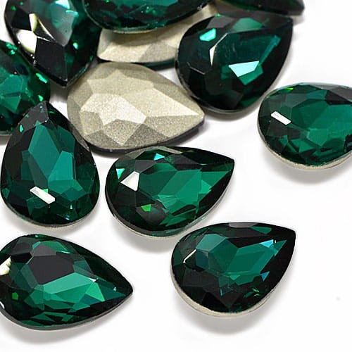 Kaboszon łza fasetowana ze szkła 25mmx18mm zielony (1szt)