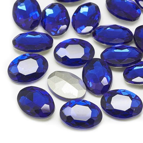 Kaboszon owal fasetowany ze szkła 25x18mm szafirowy (1szt.)