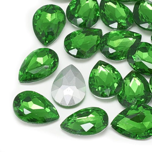 Kaboszon łza fasetowana ze szkła 18x13x5mm zielony (1szt.)