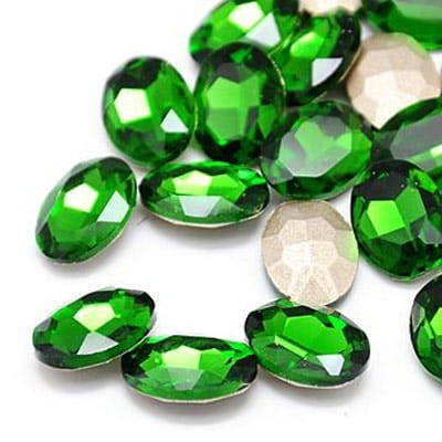 Kaboszon owal fasetowany ze szkła 18x13mm zielony (1szt)