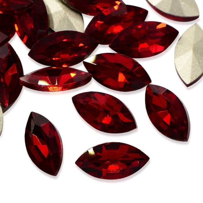 Kaboszon markiza fasetowana ze szkła 18x9mm czerwona (1szt.)