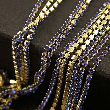 Taśma metalowa złota 2mm z cyrkoniami szafirowymi (20cm)