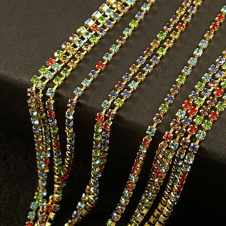 Taśma metalowa złota 2mm z cyrkoniami kolorowymi (20cm)